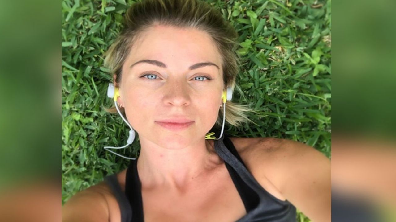 Ludwika Paleta, a punto de ser traicionada por su descarado escote blanco