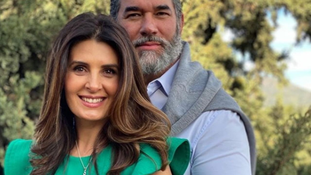 Con romántico beso, Mayrín festeja a Eduardo Santamarina por el Día del Padre