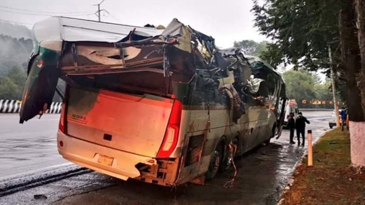 Fuerte choque entre tráiler y autobús deja dos muertos y siete heridos en la México-Toluca
