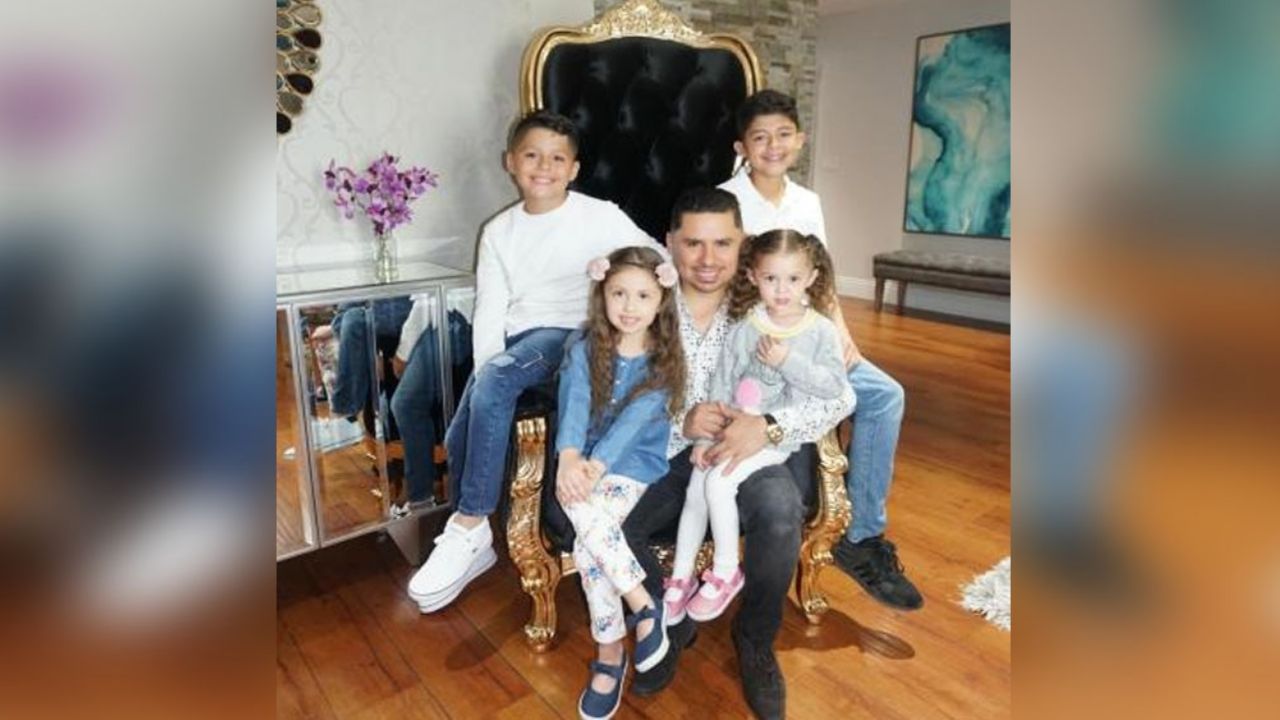 Larry Hernández causa furor en redes al posar con sus 5 hijos: “Qué rendidor”