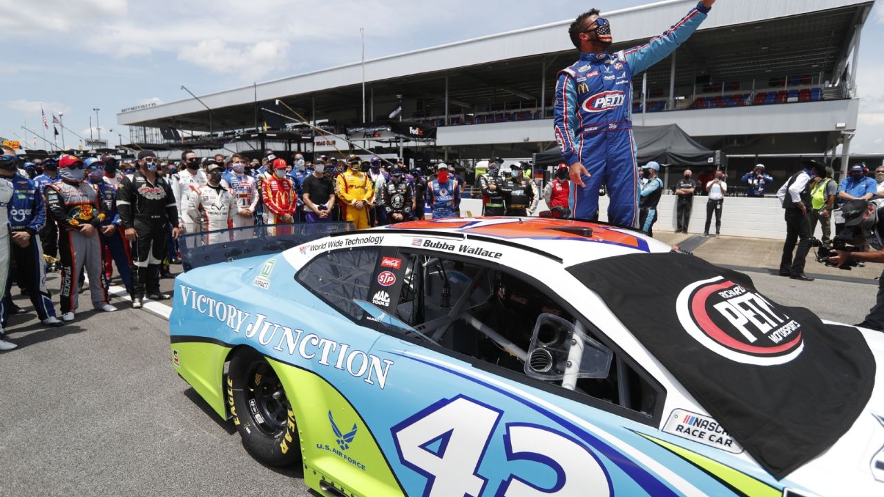 Miembros de Nascar se solidarizan con Bubba Wallace en un acto de apoyo
