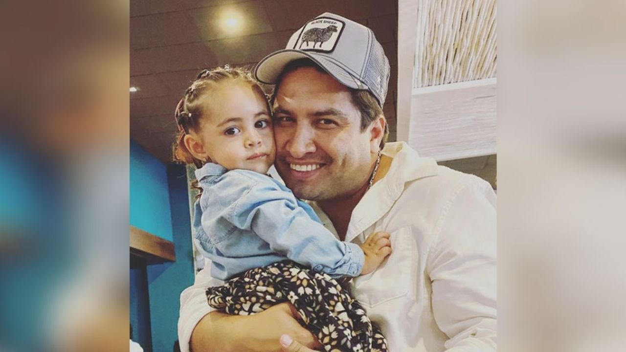 Julión Álvarez enloquece las redes al demostrar que lo domina una niña de 2 años