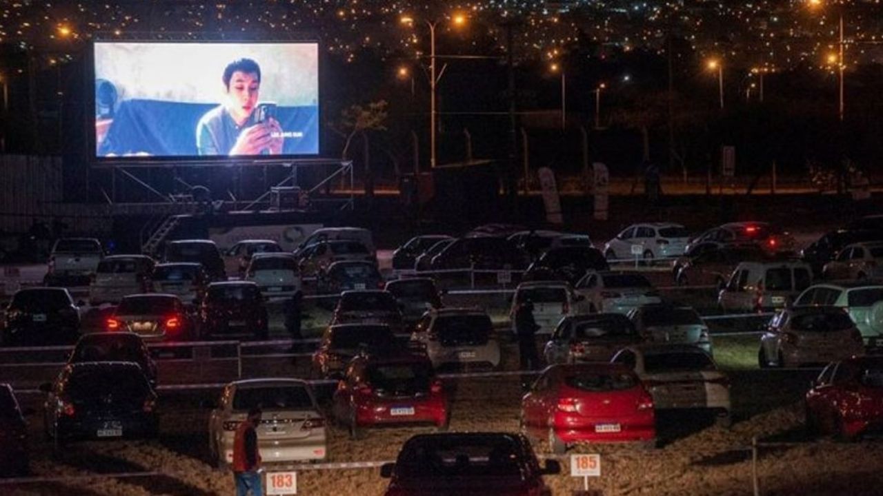 Telemundo rompe la contingencia para estrenar una de sus novelas en autocinema