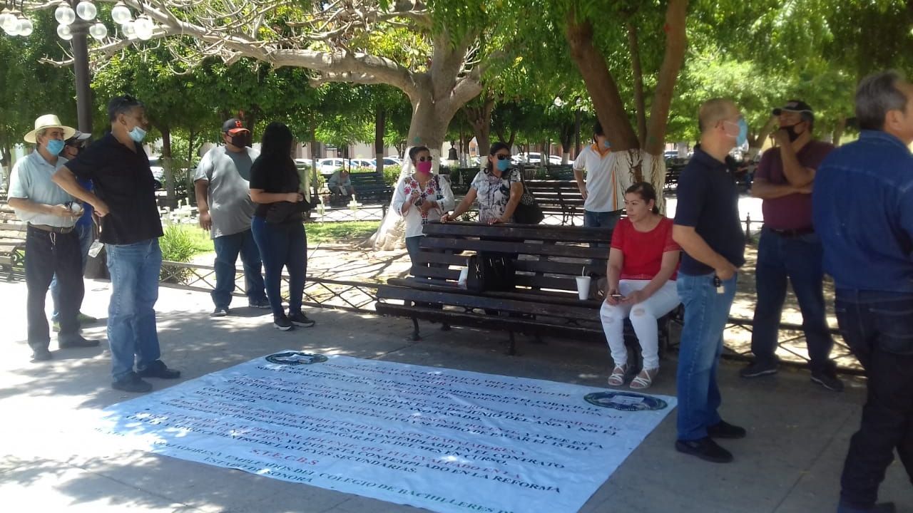 Integrantes del Stecbs se manifiestan en Palacio de Gobierno de Sonora