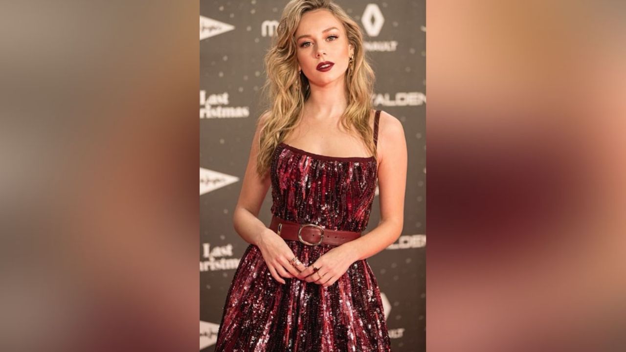 ¡Tremenda! Ester Expósito desborda belleza al posar en atrevidas prendas blancas