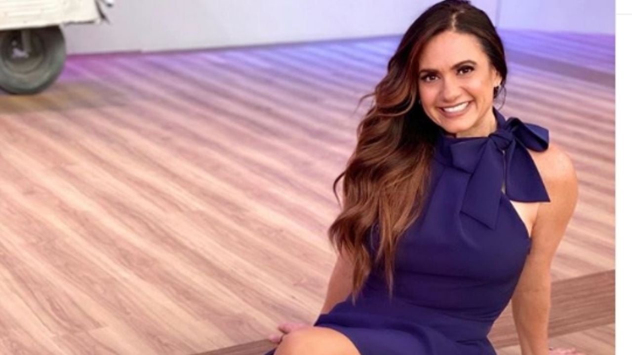 Penélope Menchaca eleva la temperatura en TV Azteca al lucir sus curvas con escotado vestidito