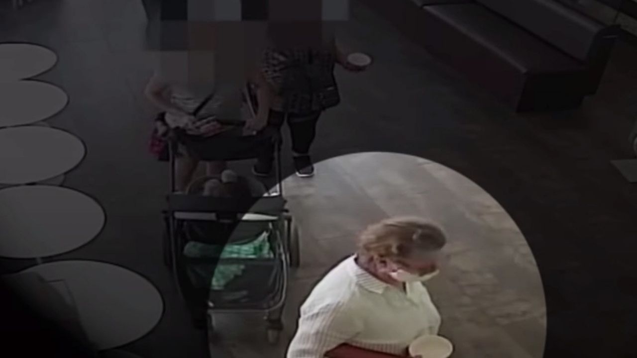 VIDEO: Mujer se quita la mascarilla y tose sobre un bebé hispano en EU