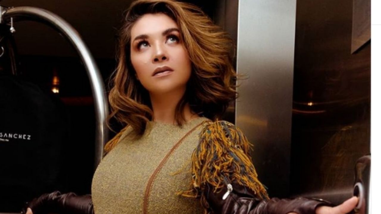 Daniela Luján reaparece y hace estallar Instagram al pintarse el pelo verde y lucir tremenda figura