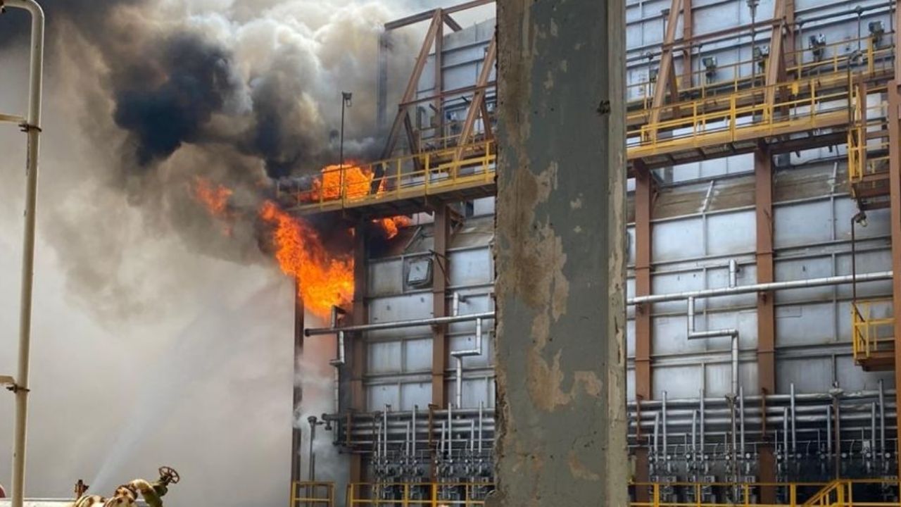 Sismo en Oaxaca provoca fuerte incendio en refinería de Pemex; hay un herido