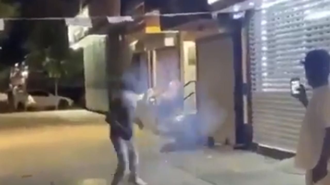 VIDEO: ¡Indignante! Joven arroja fuegos artificiales a persona sin hogar en NY