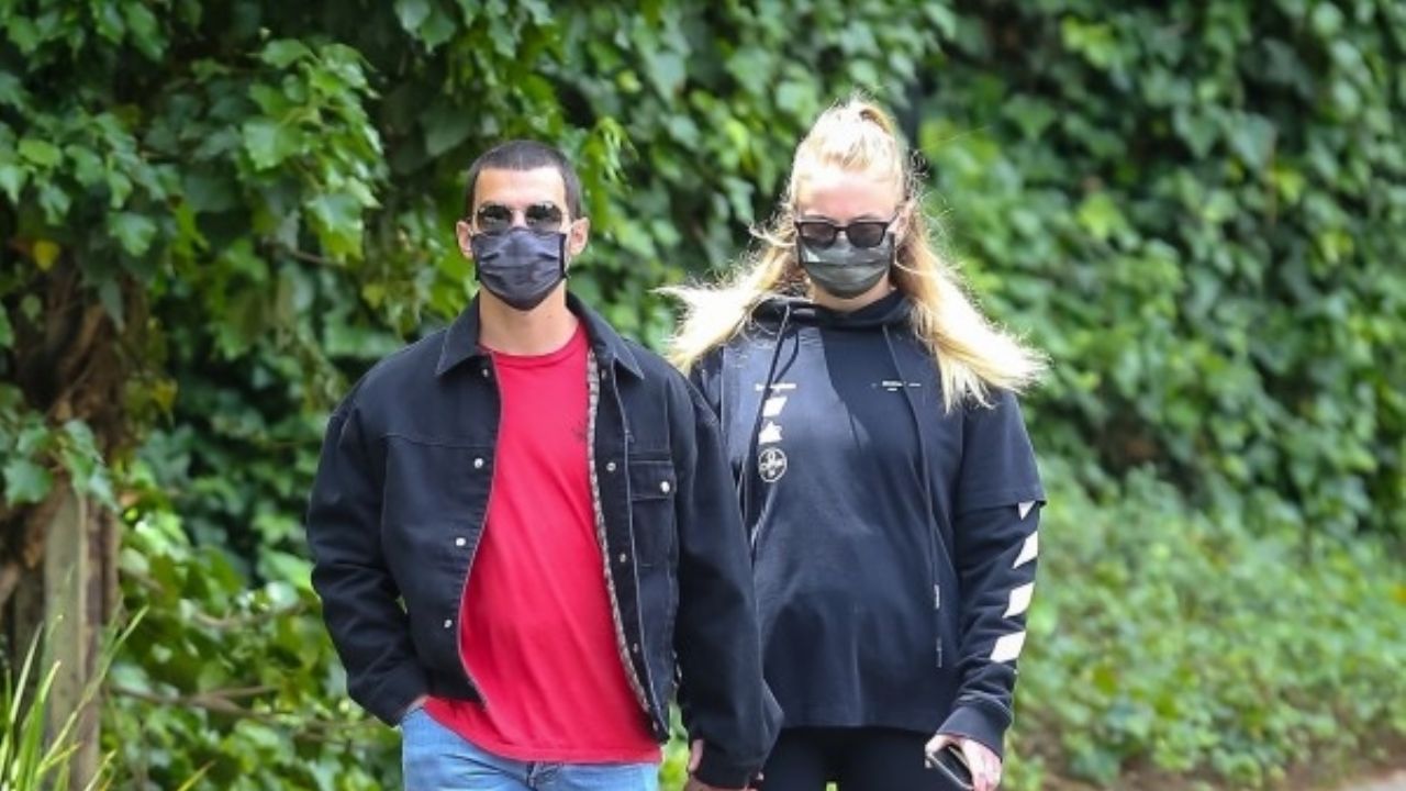 La actriz Sophie Turner, esposa del cantante Joe Jonas, presume su adorable embarazo