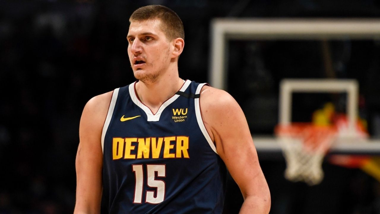 Nikola Jokic de Nuggets da positivo a Covid-19 y retrasa su regreso a EUA