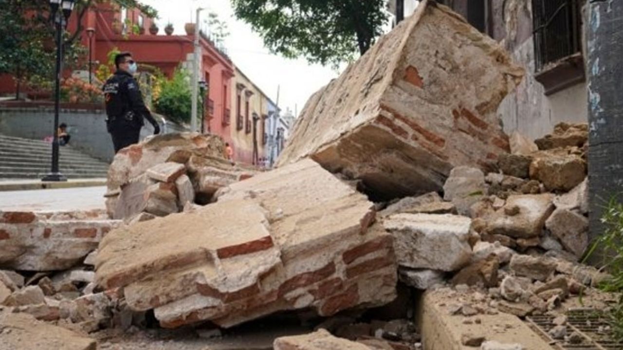 Sismo de 7.5 deja perdidas humanas y múltiples derrumbes en distintas zonas de Oaxaca