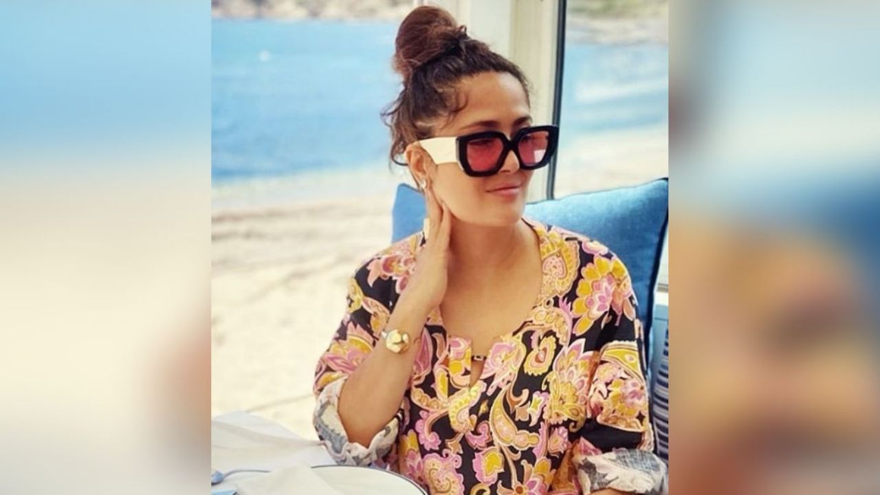 Salma Hayek provoca miles de sensaciones con calurosa foto bajo el agua