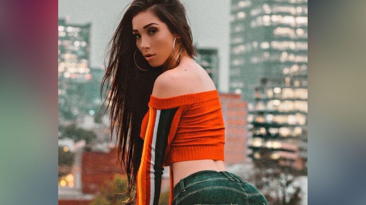 Sobre el césped, Danik Michelle derrite a fans al exhibirse en escasas prendas