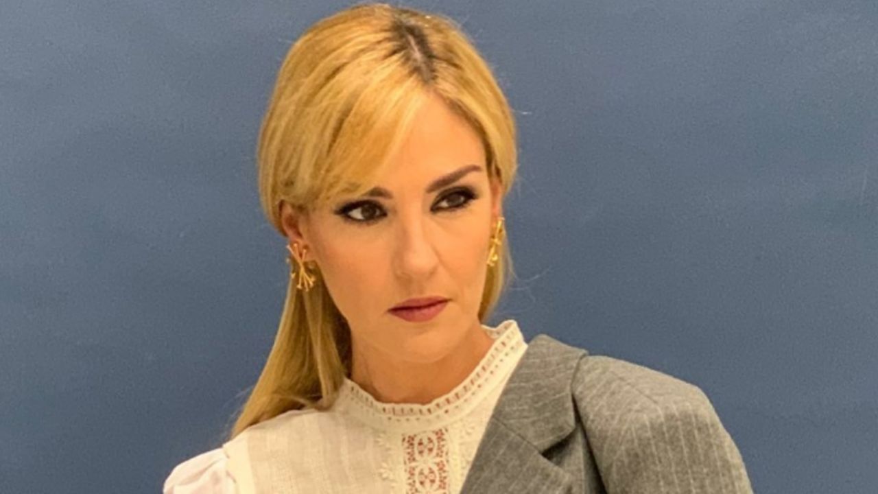 Calor, arena y mar: Chantal Andere disfruta del sol con pequeñito bikini blanco