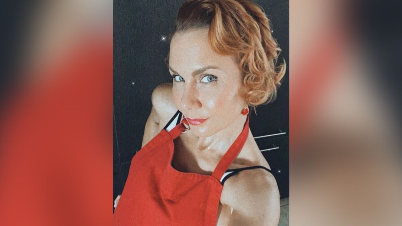 Michelle Vieth más ‘hot’ que nunca lo enseña todo en escotado traje de vaquera