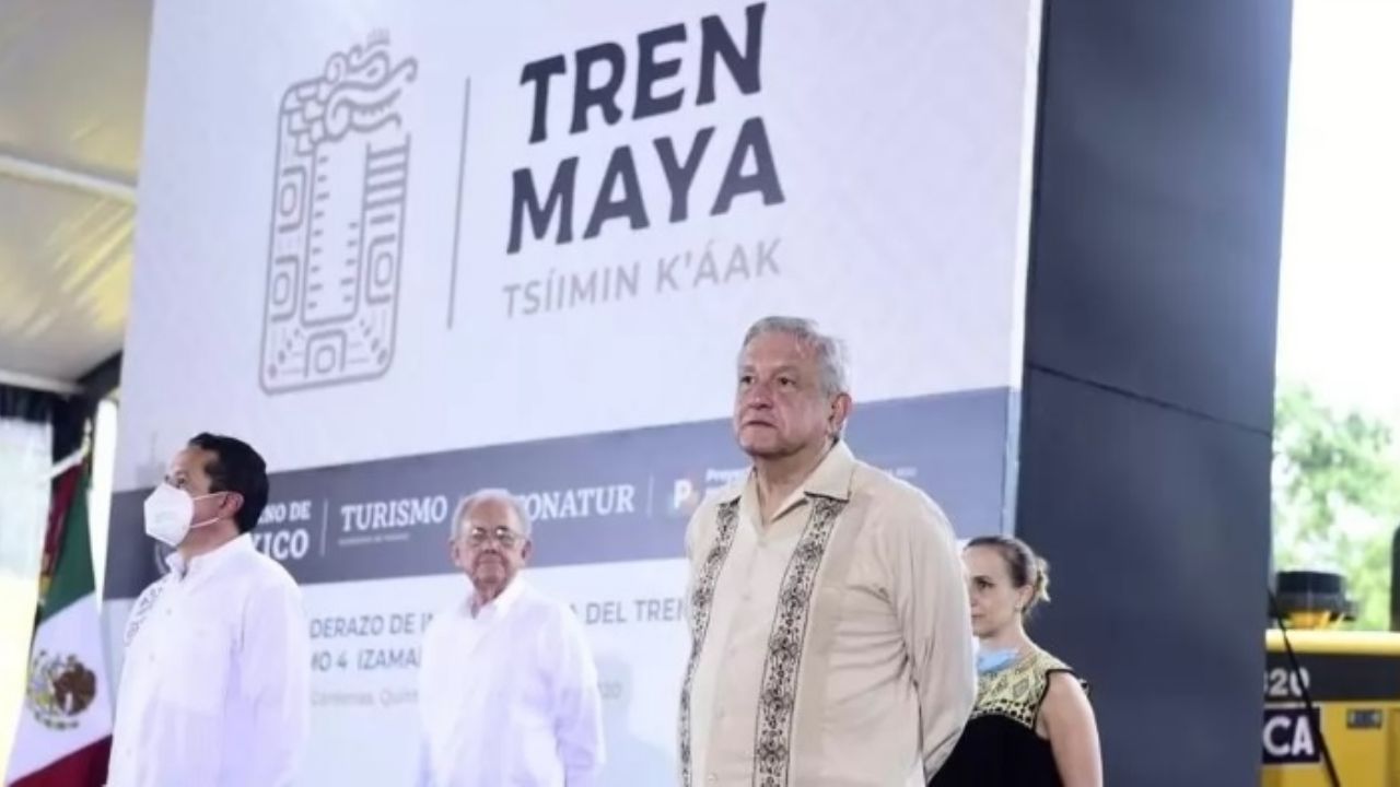 AMLO ve “tintes políticos” en los amparos para detener el Tren Maya