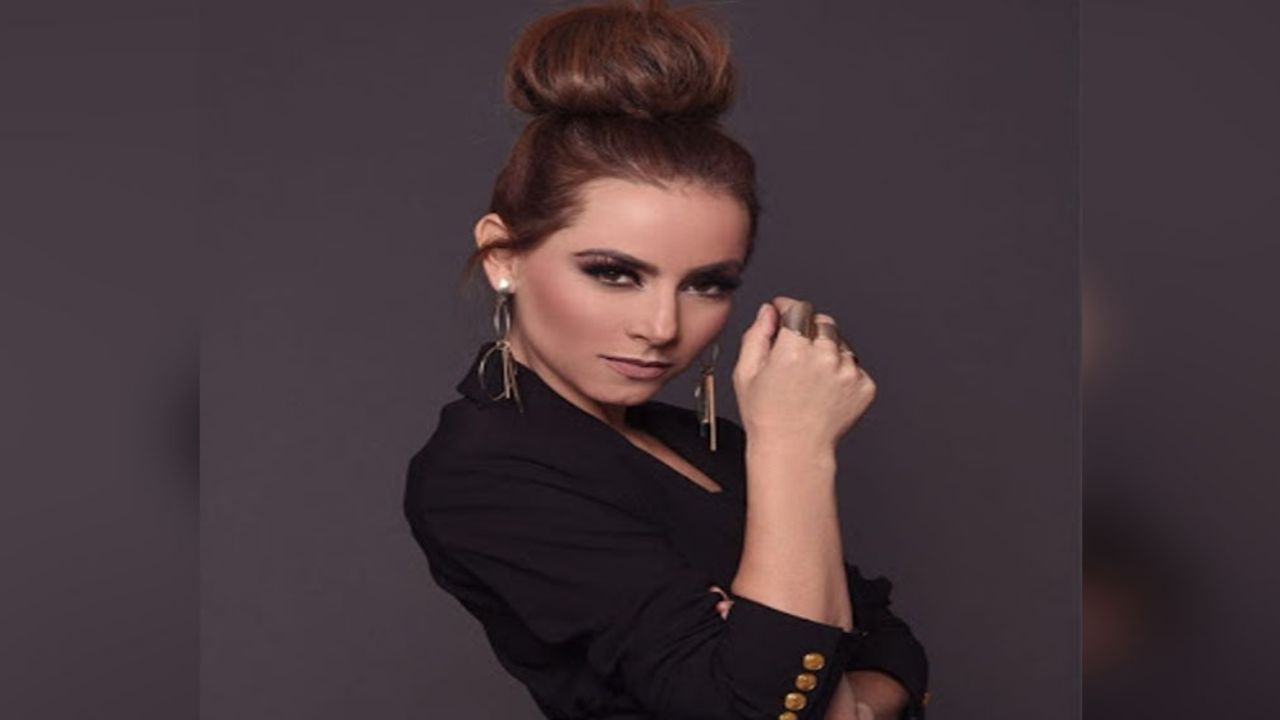 “Mujer tan descarada”: Humillan a Claudia Lizaldi por hacer junta en calzones