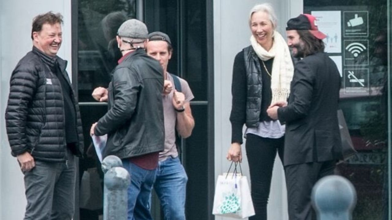 Para motivarse, el actor Keanu Reeves lleva a su novia al set de ‘The Matrix 4’