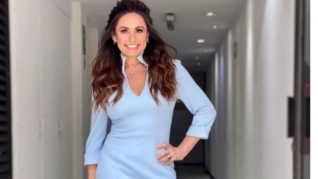 Penélope Menchaca más ‘hot’ que nunca calienta todo TV Azteca en apretado vestidito ‘rojo pasión’