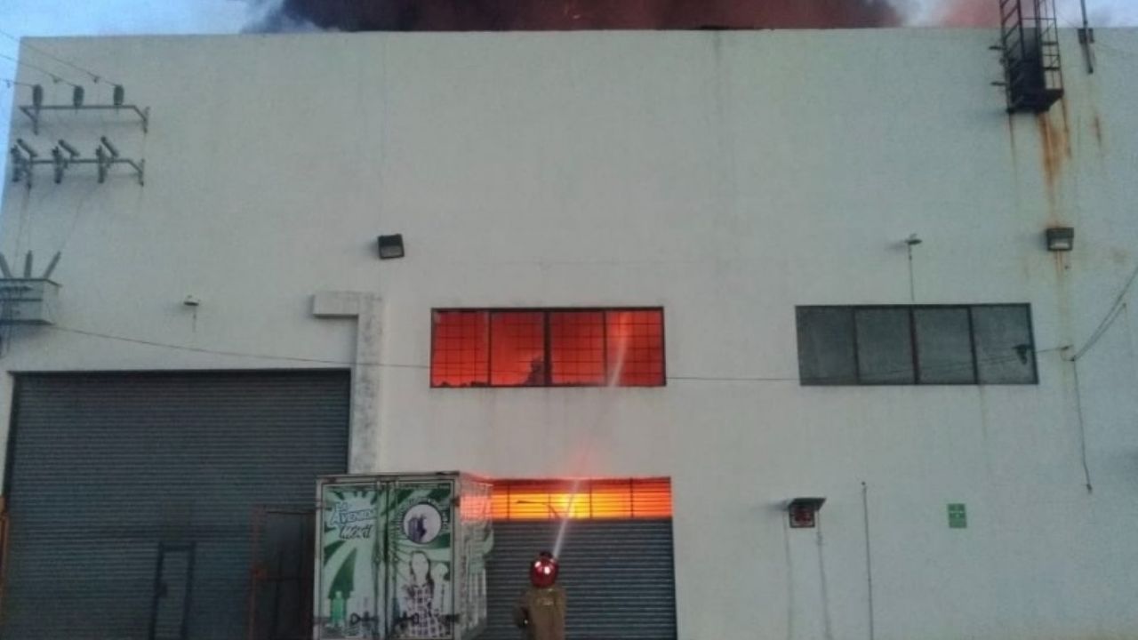 Fuerte incendio en fábrica de químicos alerta a Bomberos y Protección Civil