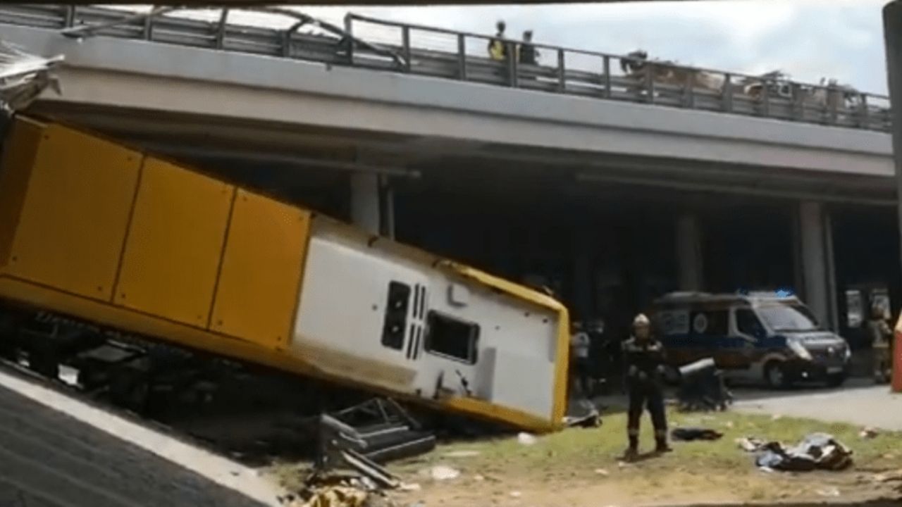 Autobús cae desde un puente en carretera de Polonia; hay un muerto y varios heridos