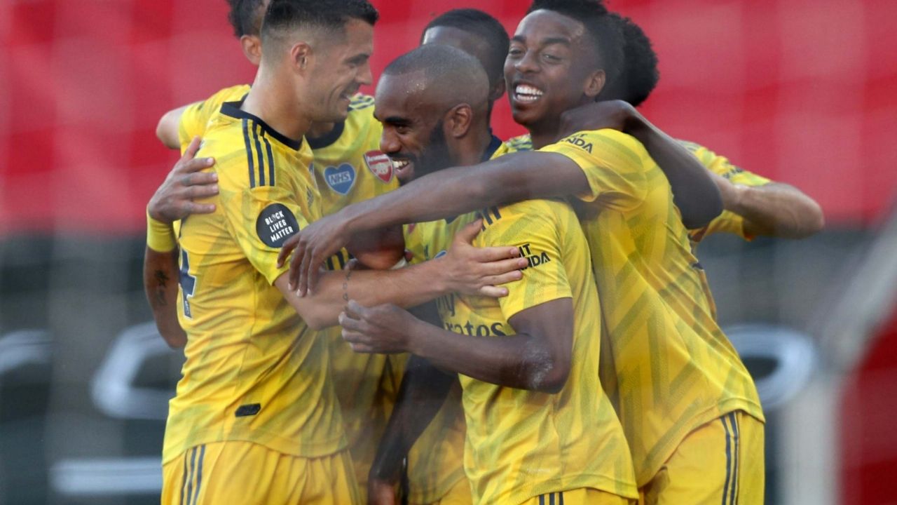 Arquero del Southampton comete un error y regala tres puntos al Arsenal