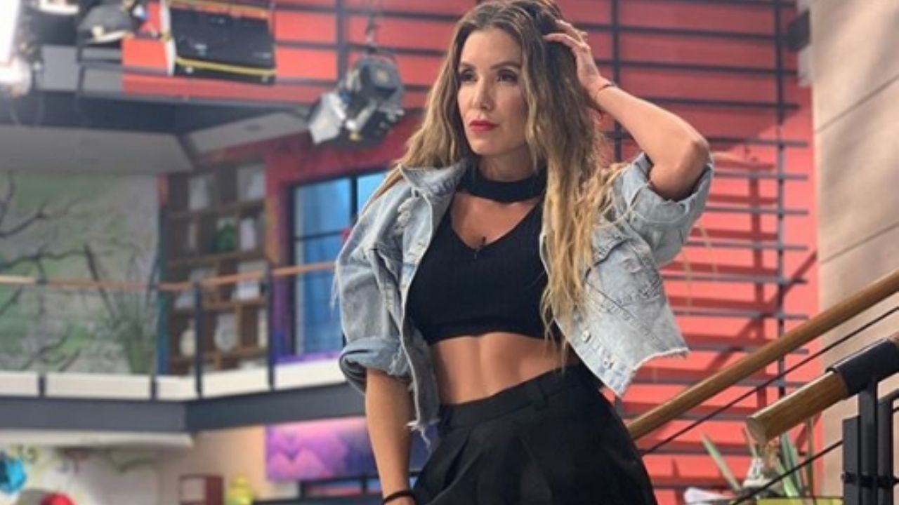 Andrea Escalona es ‘devorada’ por todo ‘Hoy’ al llegar con la ropa arrugada: “Te corretea la plancha”