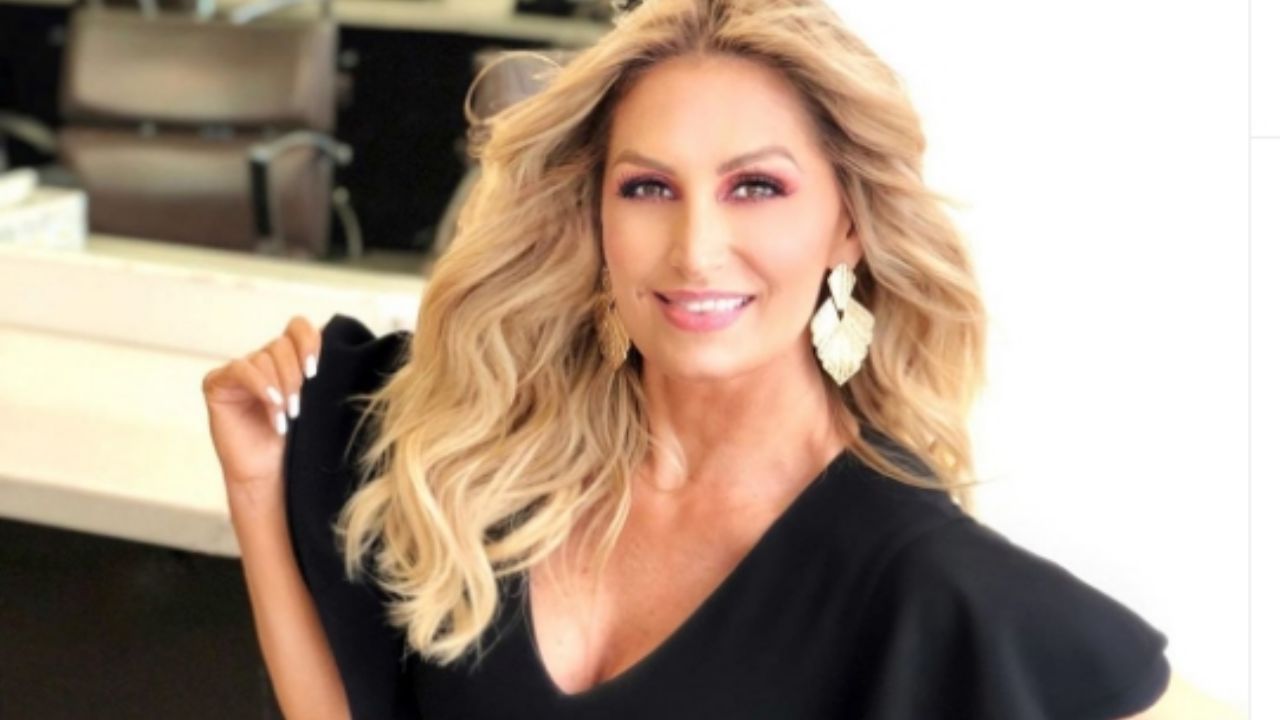 Anette Cuburu paraliza TV Azteca con sus caderas en atrevida falda de cuero: “Se le sale el calzón”