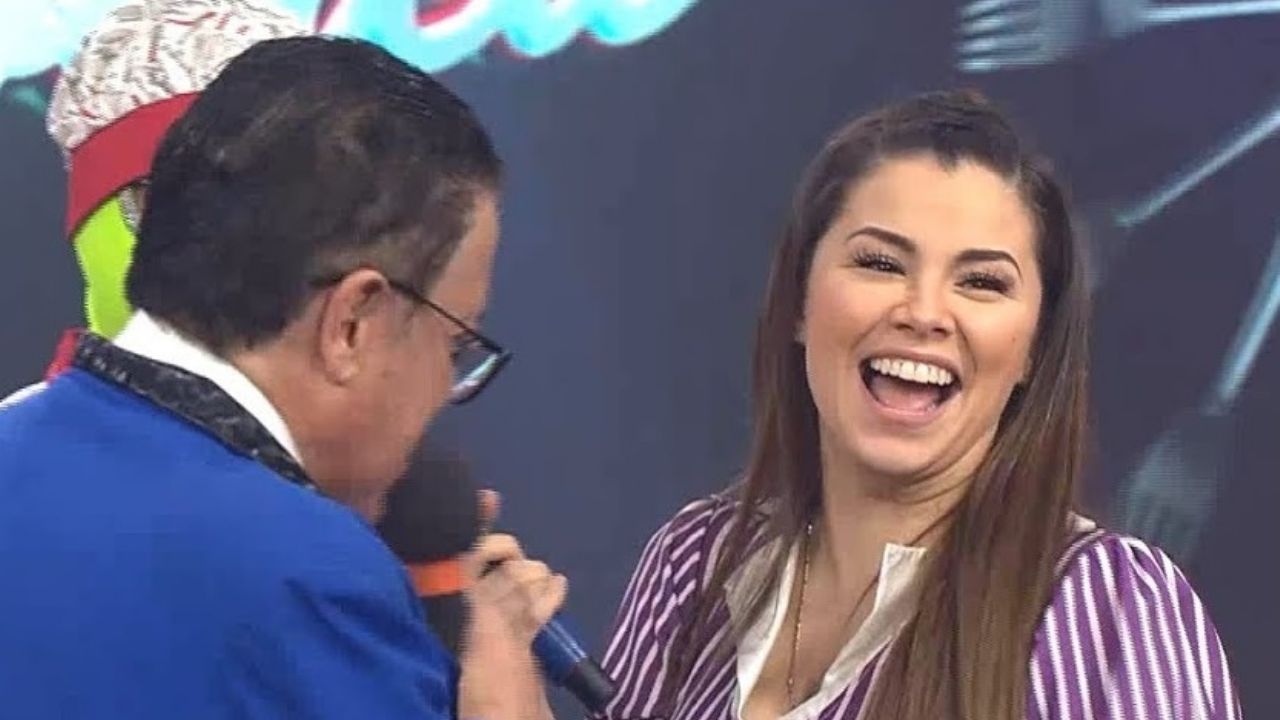 VIDEO: Humillan a conductora de Multimedios durante dinámica y termina toda mojada