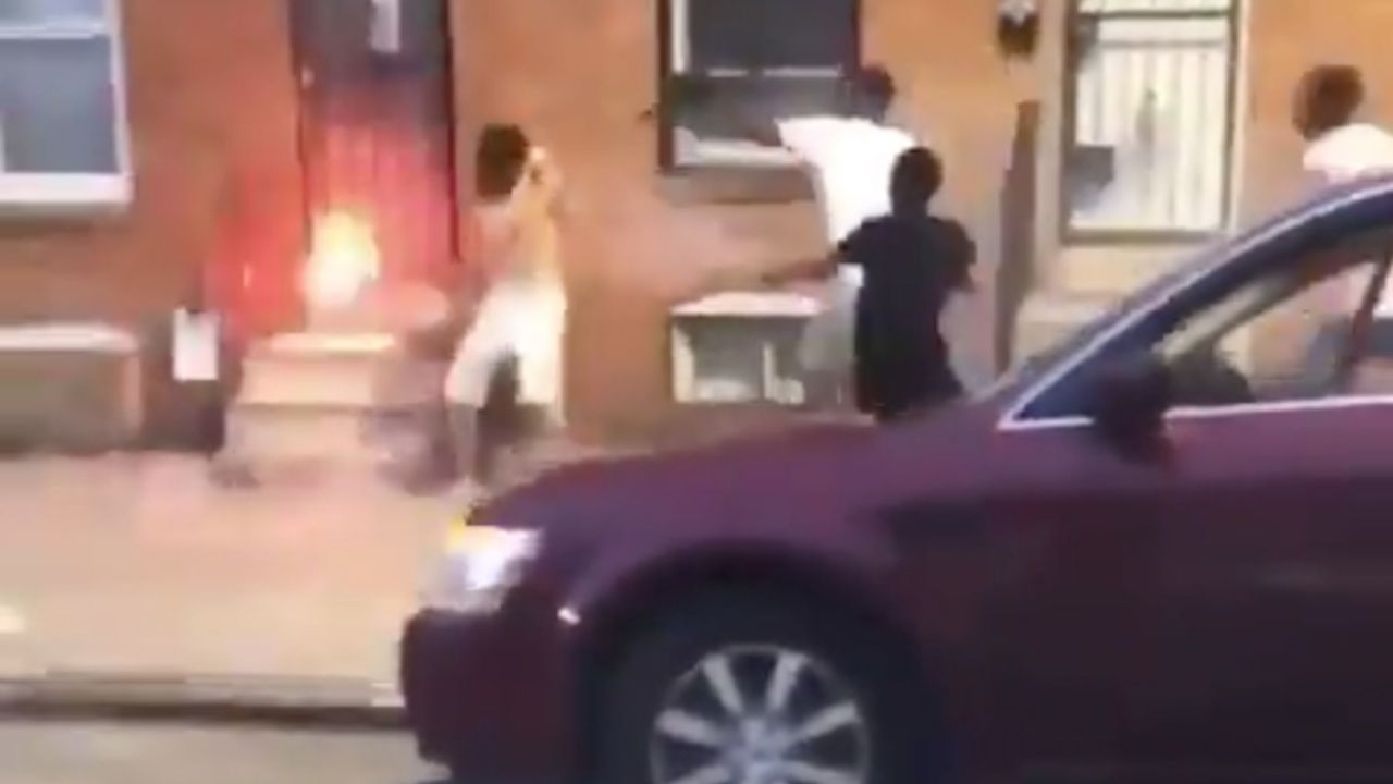 VIDEO: Jóvenes afroamericanos atacan salvajemente a un hombre con pirotecnia en EU