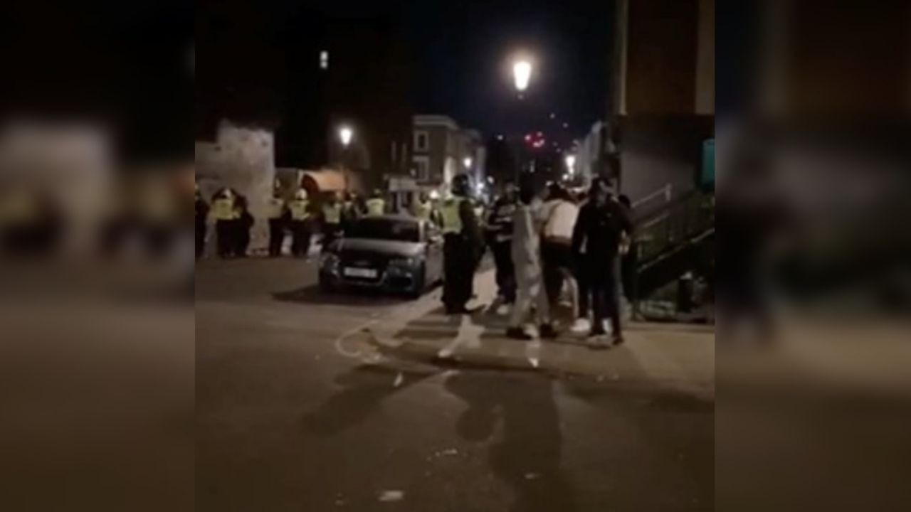 Agreden a la policía durante fiesta ilegal en Londres: “La violencia no será tolerada”