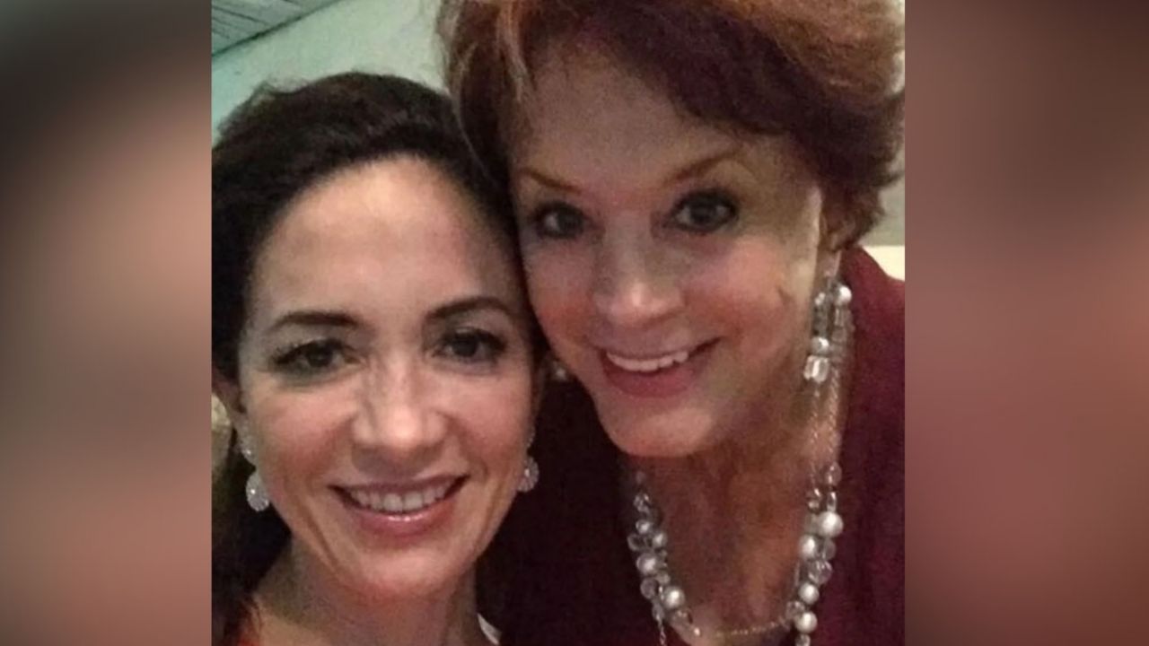 Hija de Cecilia Romo llega a México para acompañar a su madre en rehabilitación