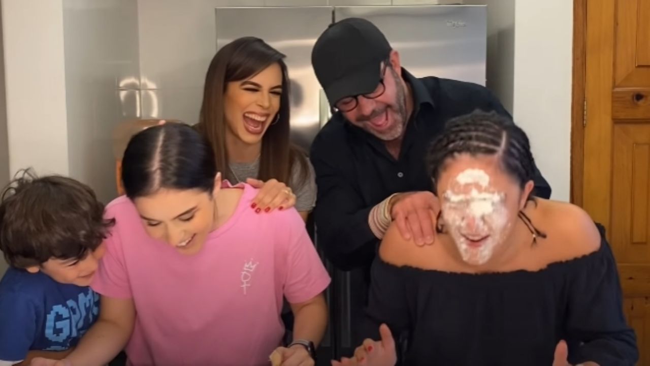 ¡Sin piedad! Bibi Gaytán y Eduardo Capetillo llenan de crema batida a sus hijas en cómico reto