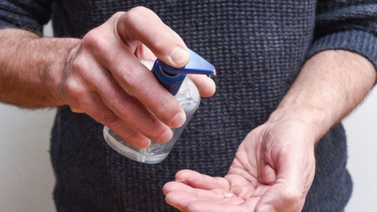 Mueren tres personas tras consumir desinfectante con metanol en EU