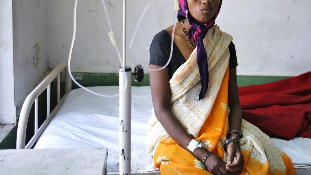 ¡Insólito! Mujer va al médico por un dolor en el abdomen y descubre que es hombre