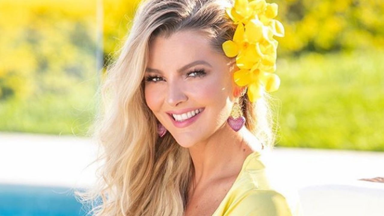 Marjorie de Sousa desea un feliz fin de semana bajo el sol y con bikini morado