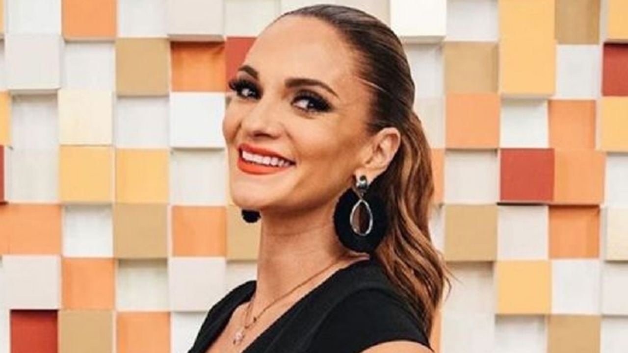 Sol y playa: Mariana Seoane impacta con sus curvas en pequeñito bikini negro