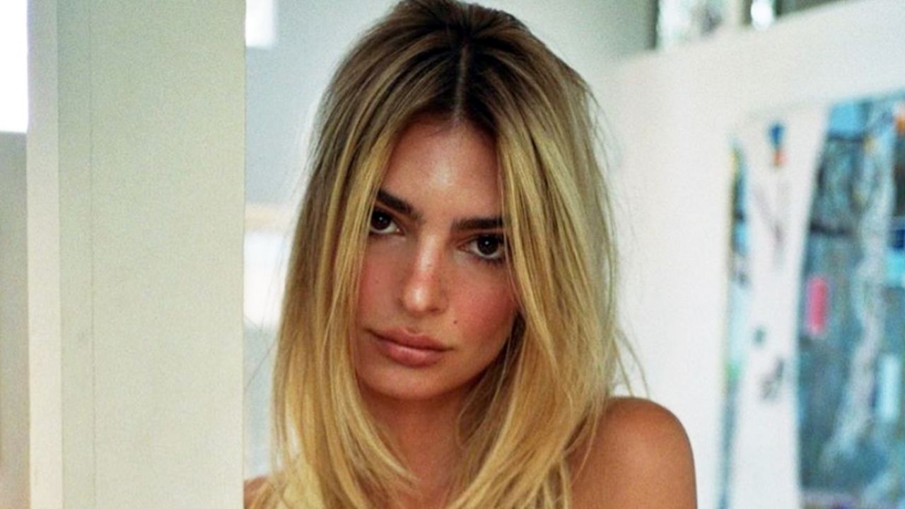 Sin pudor alguno, Emily Ratajkowski pasea por calles de NY en traje transparente