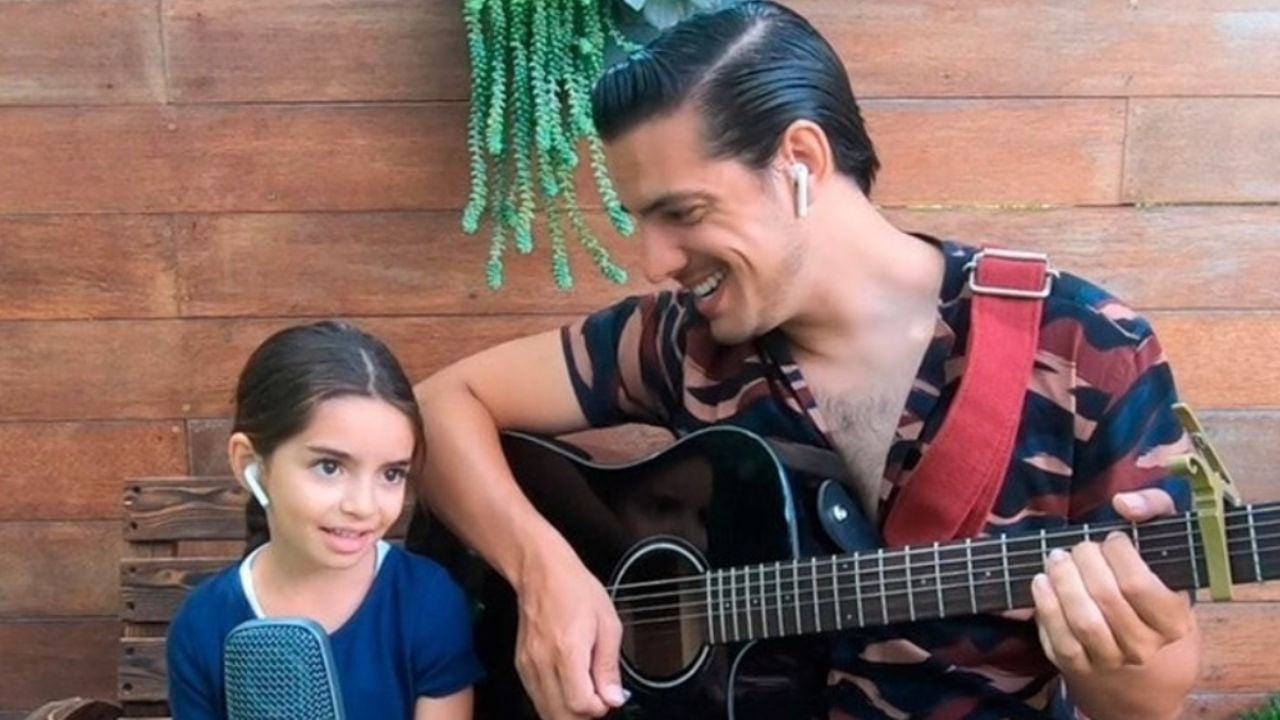 VIDEO: Vadhir y Aitana Derbez interpretan canción juntos y así de bien cantan
