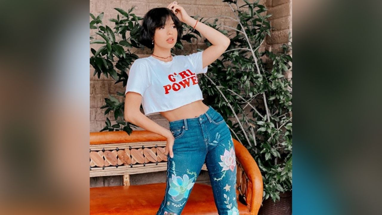 Ángela Aguilar conquista a todo Instagram en mini falda y entallada blusa