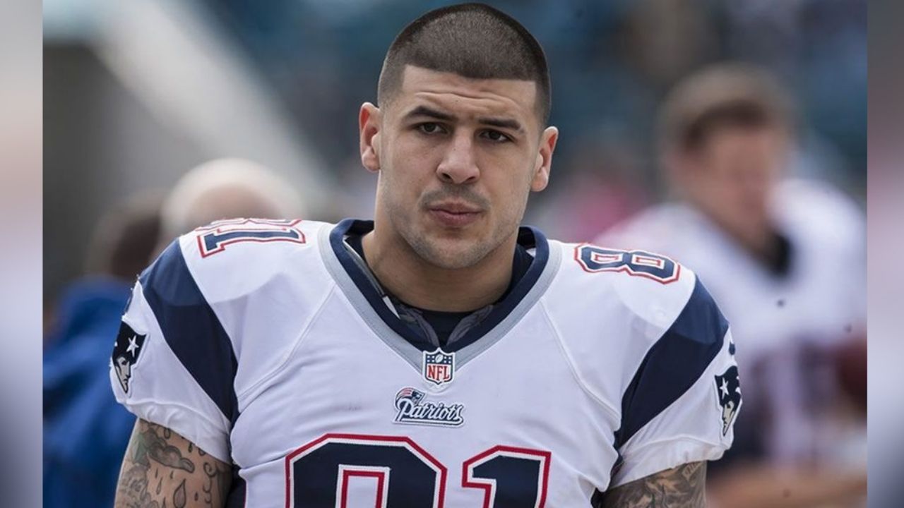 Hombre afirma que él y Aaron Hernández, exjugador de la NFL, fueron amantes en la cárcel