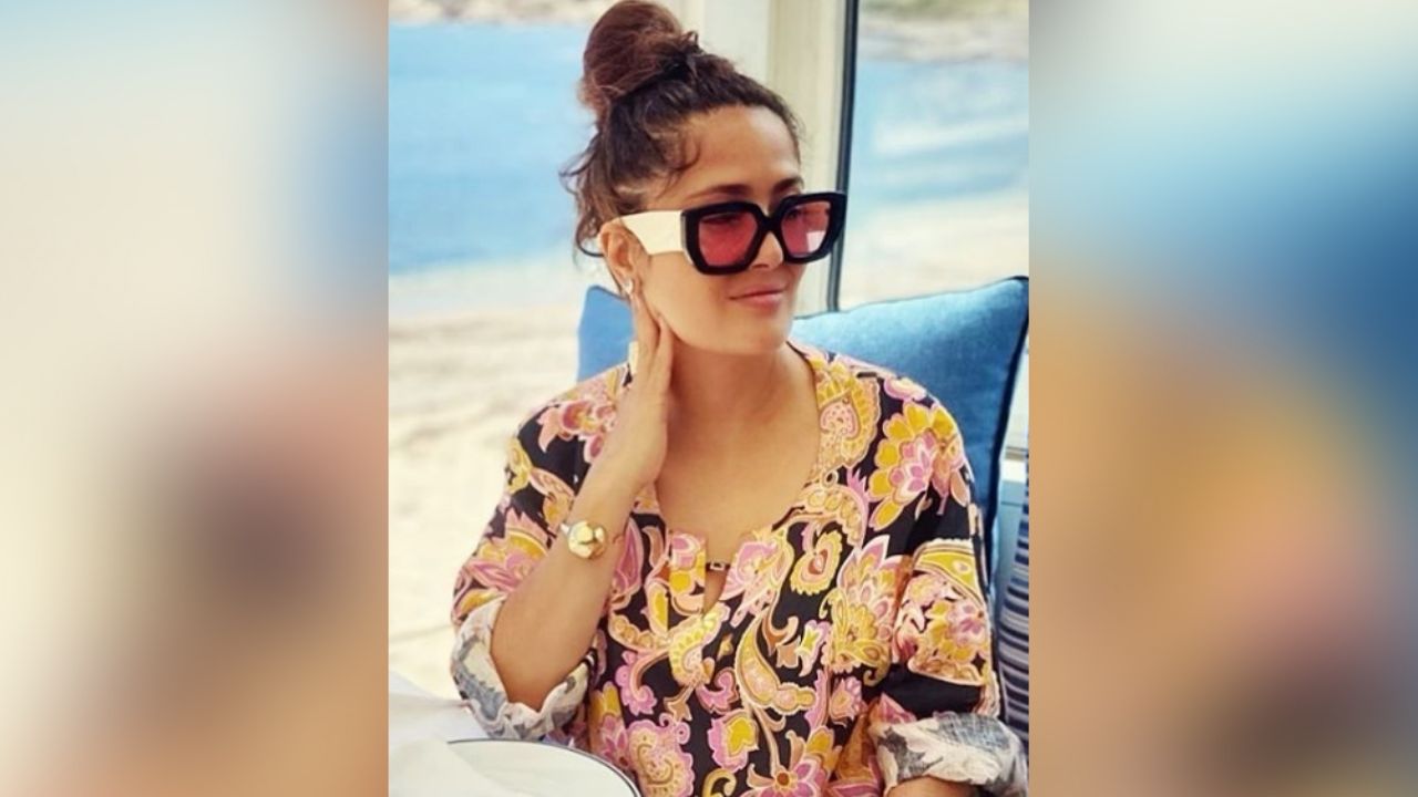 Salma Hayek acalora Instagram al mostrar de más con ligera bata colorida