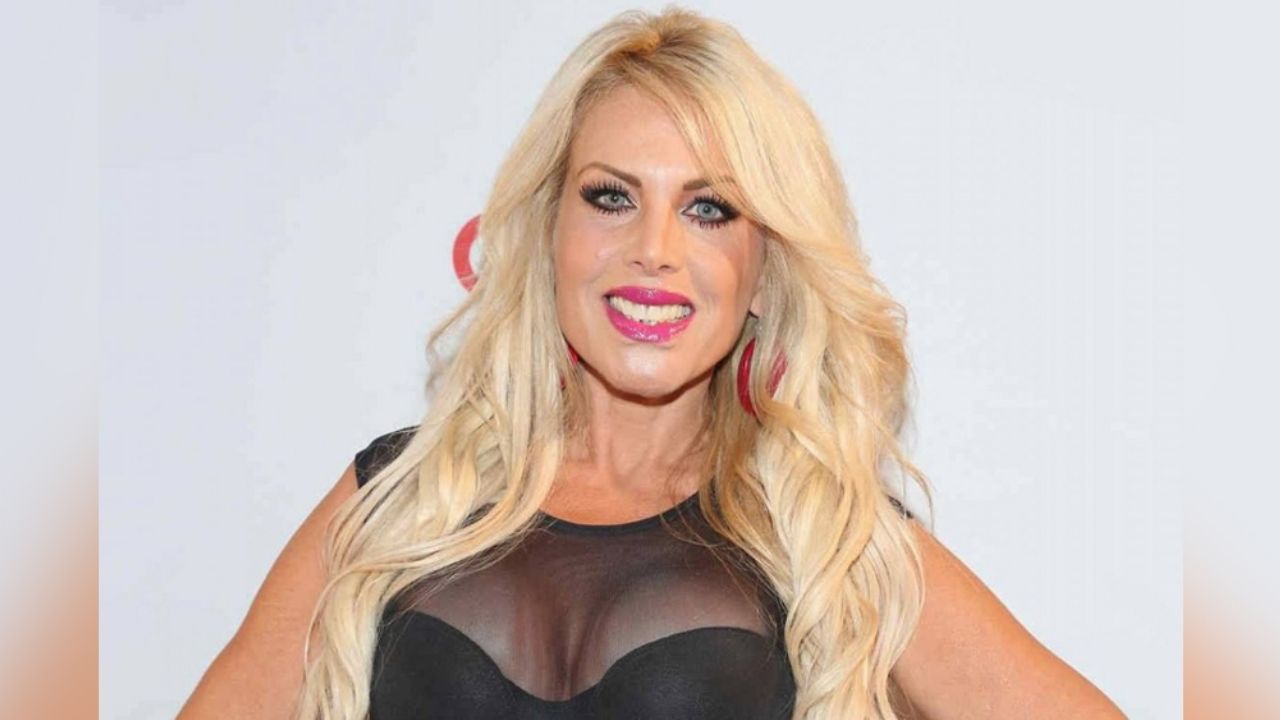 Lorena Herrera presume sus impresionantes encantos en ajustado corset de colores