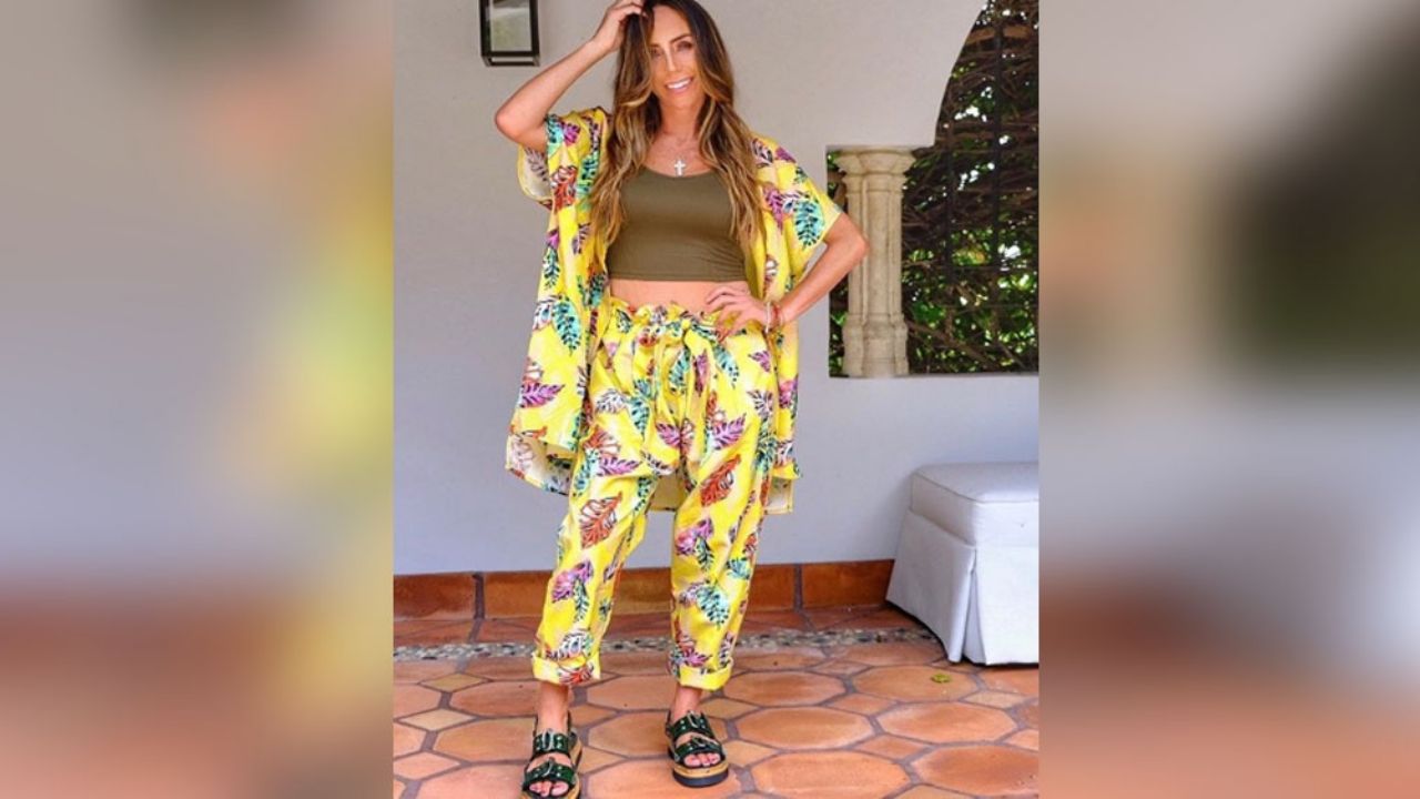 Inés Gómez Mont posa en ajustado ‘outfit’ y la juzgan por combinarlo con chanclas