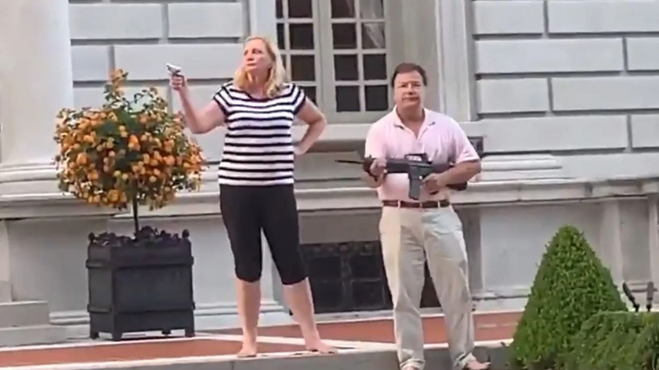 VIDEO: Pareja amenaza con un rifle y una pistola a manifestantes en lujoso barrio de Misuri