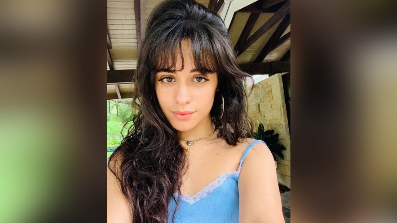 Camila Cabello reaparece en redes y enamora al bailar en solo una toalla roja