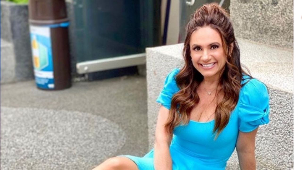 Penélope Menchaca enamora todo TV Azteca con sus curvas en apretado y revelador ‘outfit’ rojo