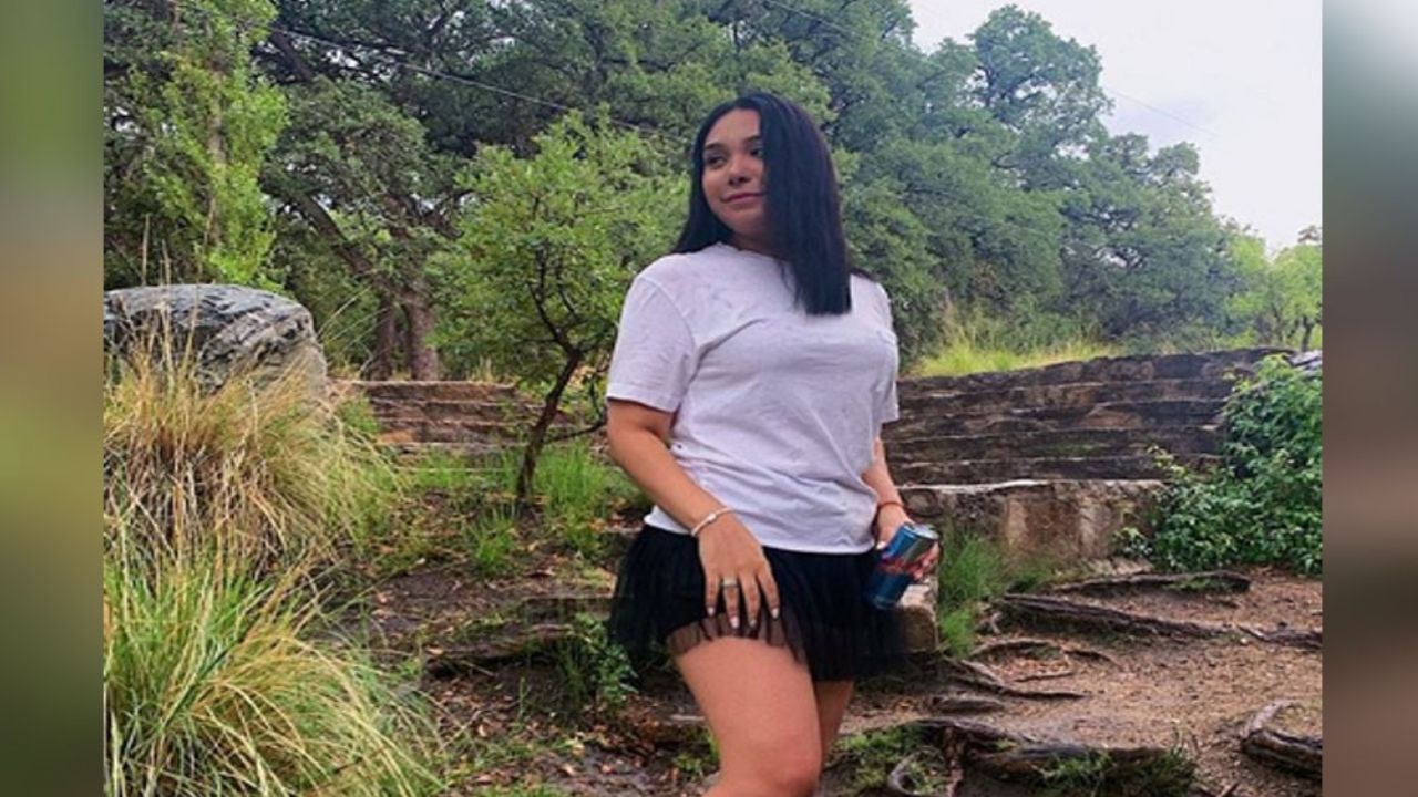 Hija de Valentín Elizalde ‘alborota’ sensaciones en descarado shorts ‘cachetero’